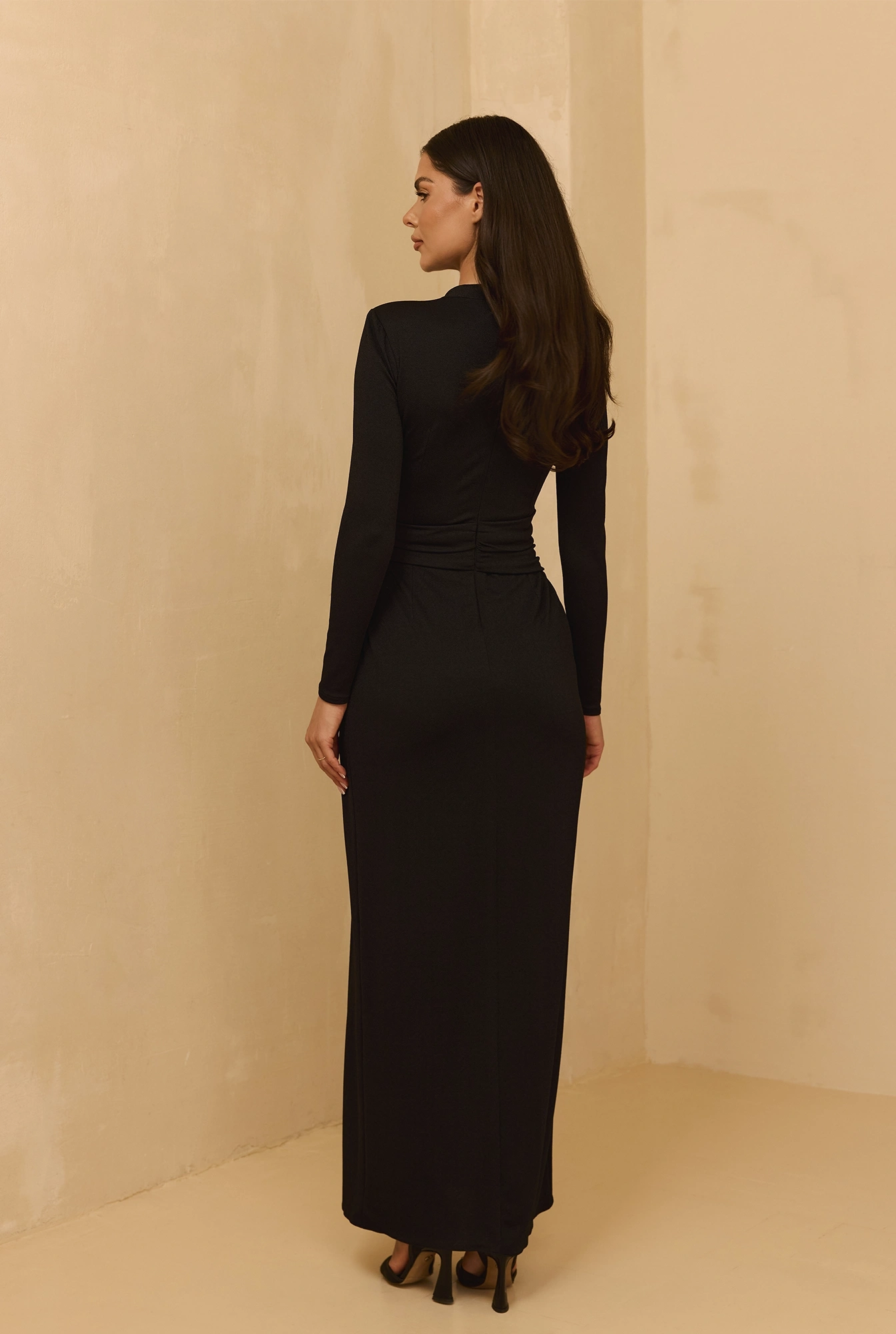 Ariana - Maxi abito nero con fibbia impreziosita, spalline e zirconi