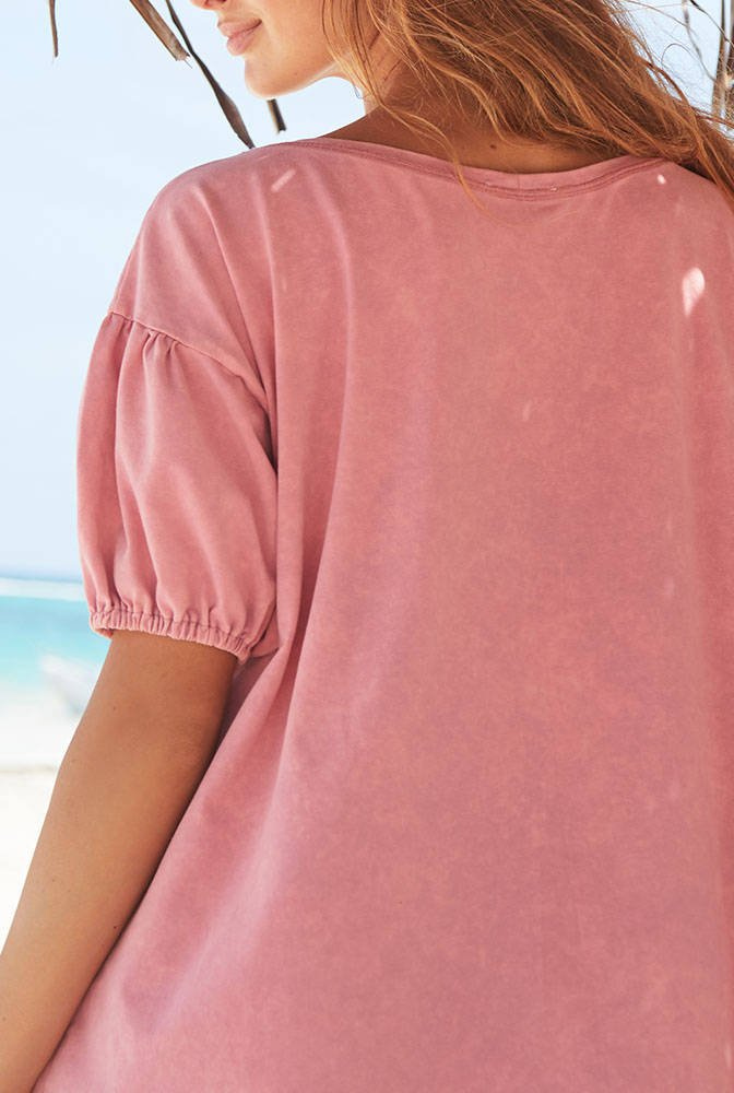 Kefi - T-shirt asimmetrica in una tonalità di rosa con effetto slavato